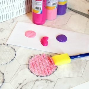painting-bubble-wrap-with-acrylic-paint-768x512