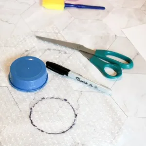 tracing-a-lid-onto-bubble-wrap-with-a-marker-768x642.jpg